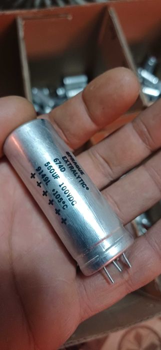 condensatori electrolitic +/-