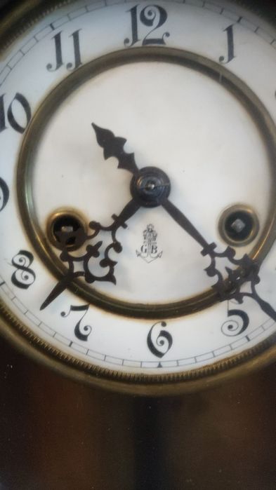 Стенен часовник работи перфектно