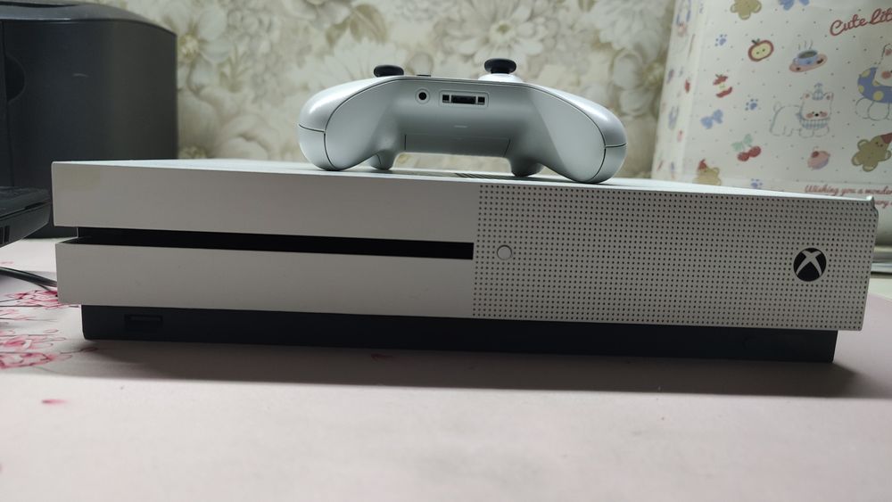 Xbox One S 1TB / 1 геймпад / 1 диск