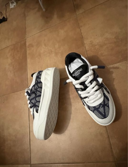 Adidasi Valentino