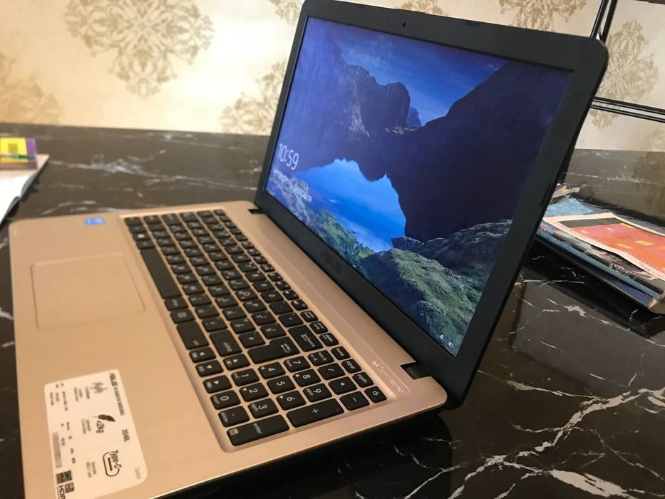 Ноутбук ASUS в хорошем состоянии