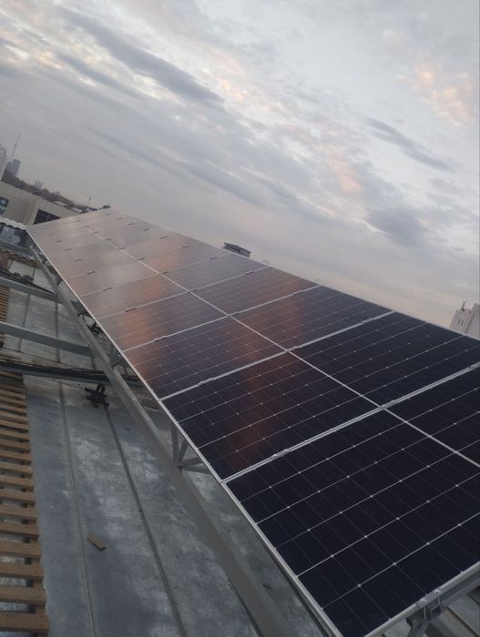 Quyosh panel o'rnatib beruvchi ustalar jamoasi