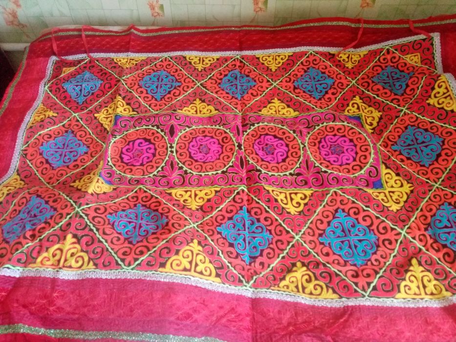 Түскиіз, алаша, басқұр жаңа ұсталмаған қолдан тігілген.