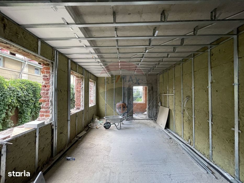 Vila in curs de renovare, teren 370mp, retras | adiacent Polona