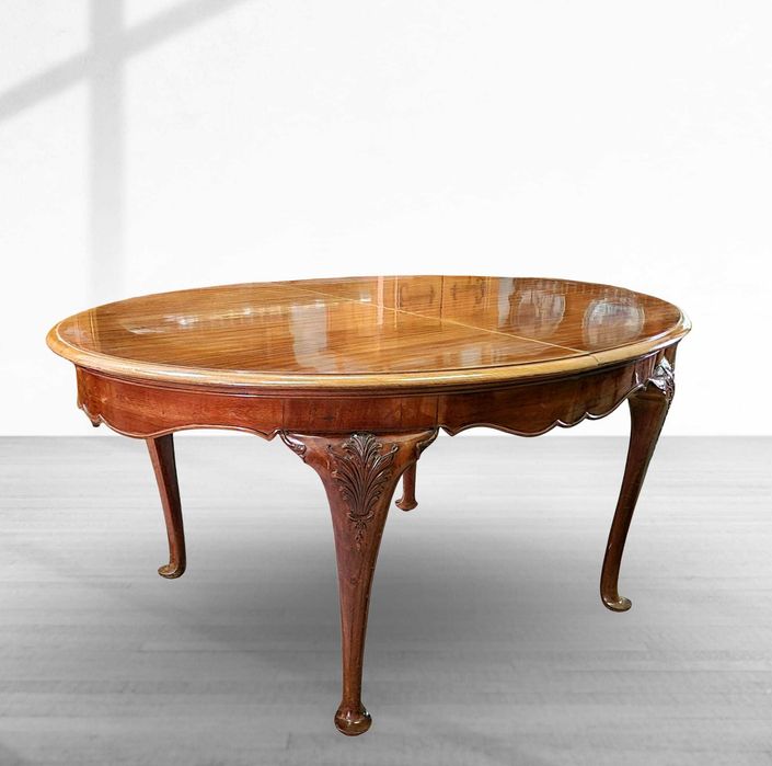 Трапезна овална маса изработена от висококачествен масивен орех