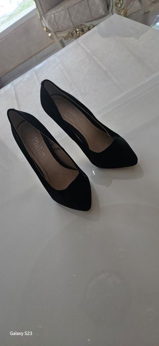 Черни токчета с златен ток.