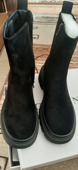 Чисто нови дамски боти