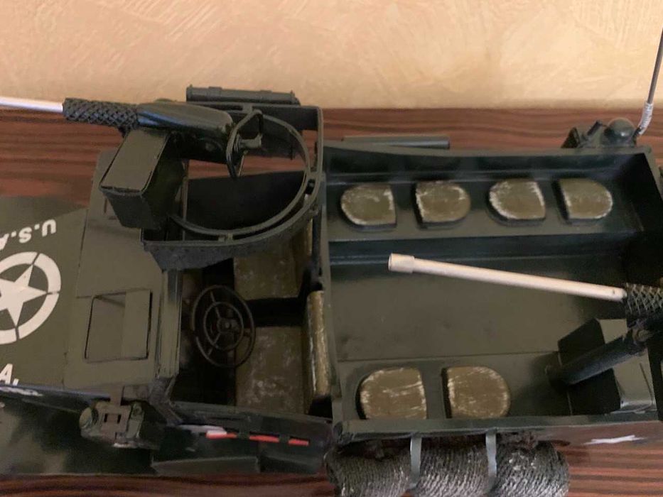 Продается винтажная модель армейского автомобиля.