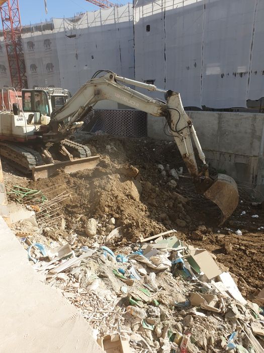 Evacuare moloz ,pământ, gunoi ,curățenie după constructii defrișeri
