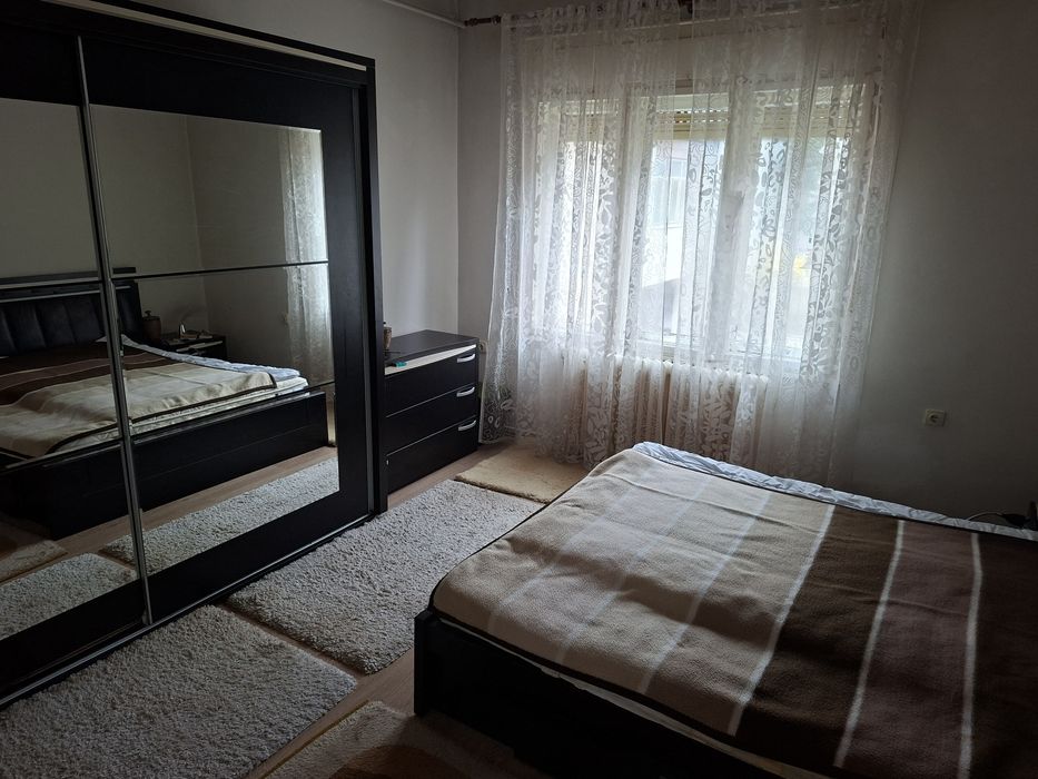 Vând apartament 3 camere, etaj casă