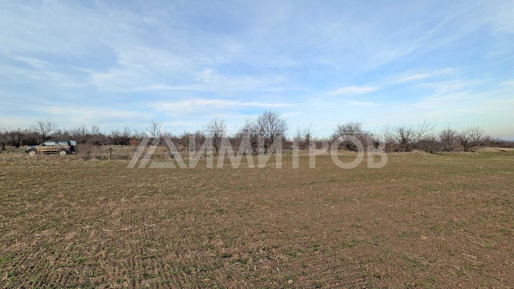 Продава парцел 5 дка в регулация между селата Мировци и Писарево.