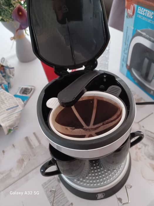 Vând  cafetiera mașină 12v