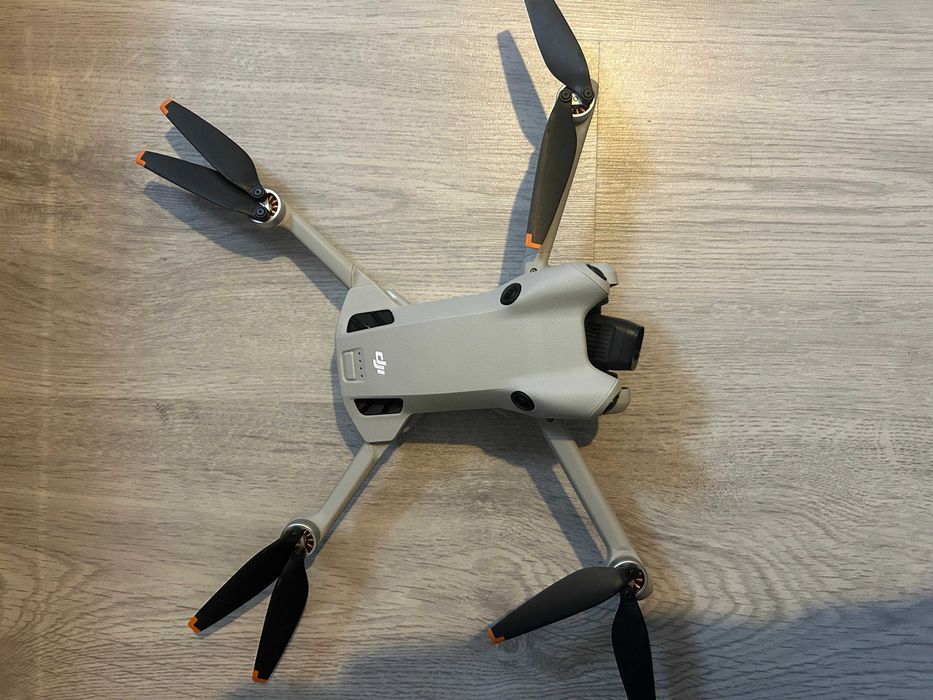 Drona DEFECTA DJI Mini 4 PRO Fly More Combo