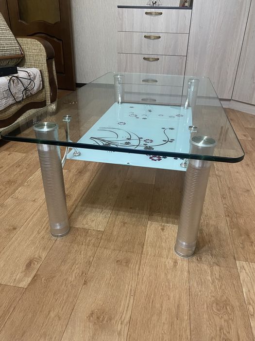 Стеклянный стол для гостиной!