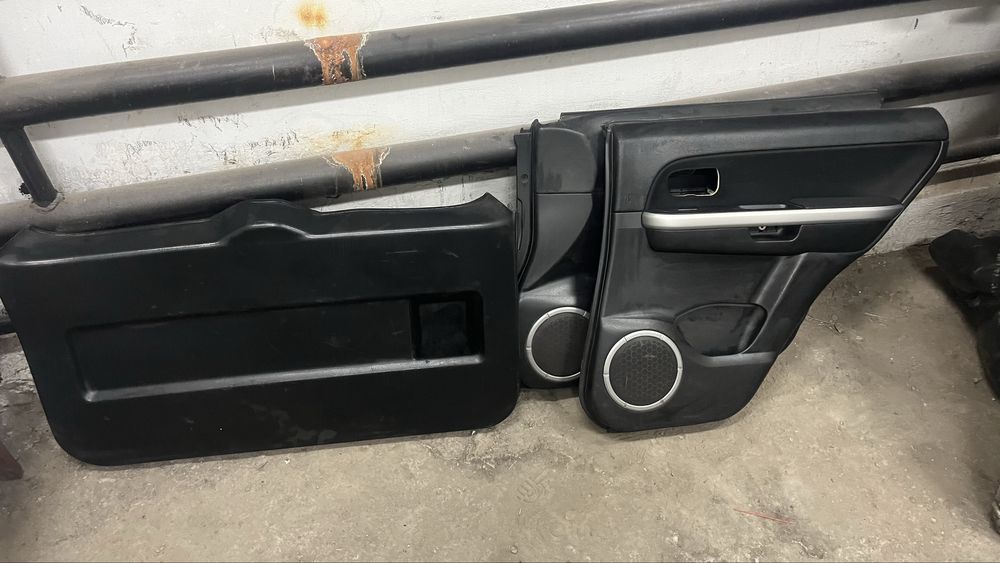 Продам дверные карты Suzuki