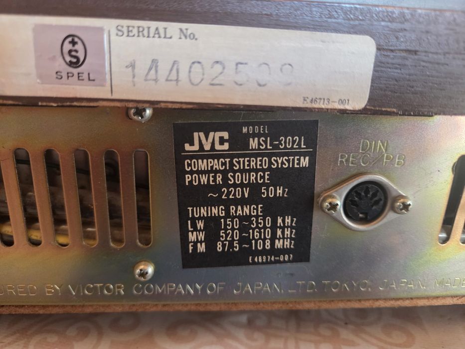 Vând pick-un cu radio JVC