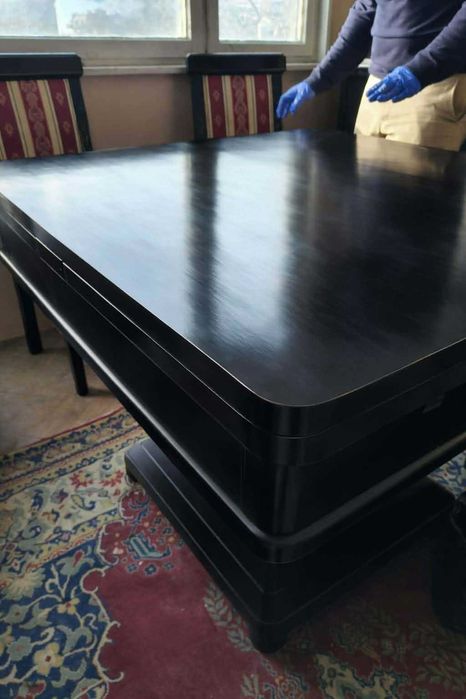 Комплект от масив столове маса и бюфет.