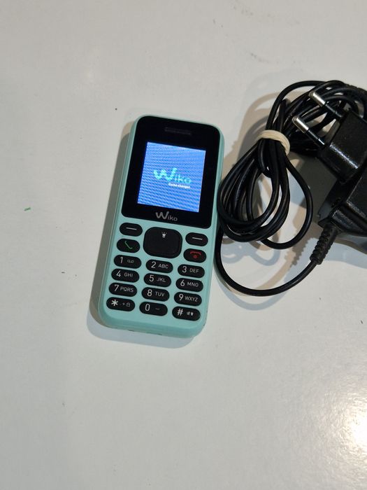 Telefon cu butoane cu încărcător