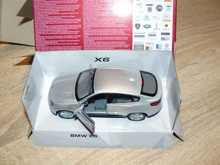 Macheta Auto De Colectie BMW X6 Scara 1:38,Noua, Produs De KINSMART