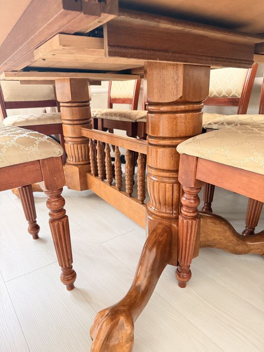 Стол в гостинную . Деревянный .