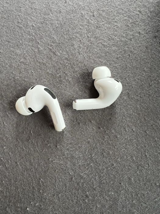 Продавам безупречни airpods 3 pro само дясната слушалка работи
