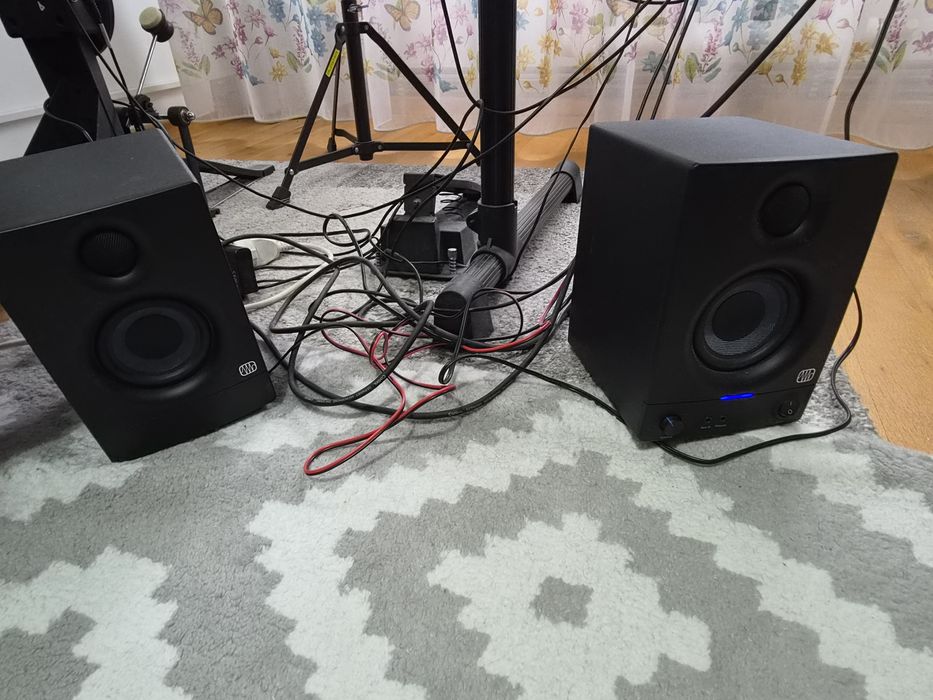 Tobe electronice Begringer (plus scaun, bete) si Monitoare de studio (boxe active) Presonus Eris 3.5