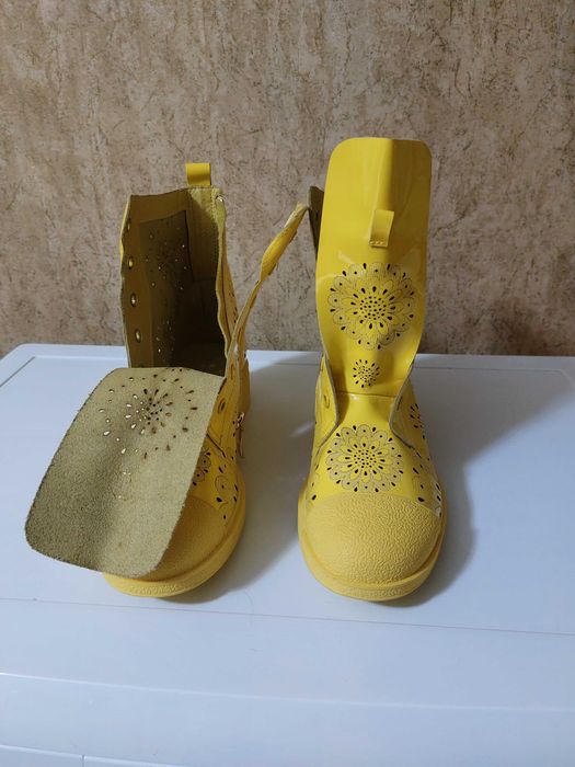 На продаже обувь  женская