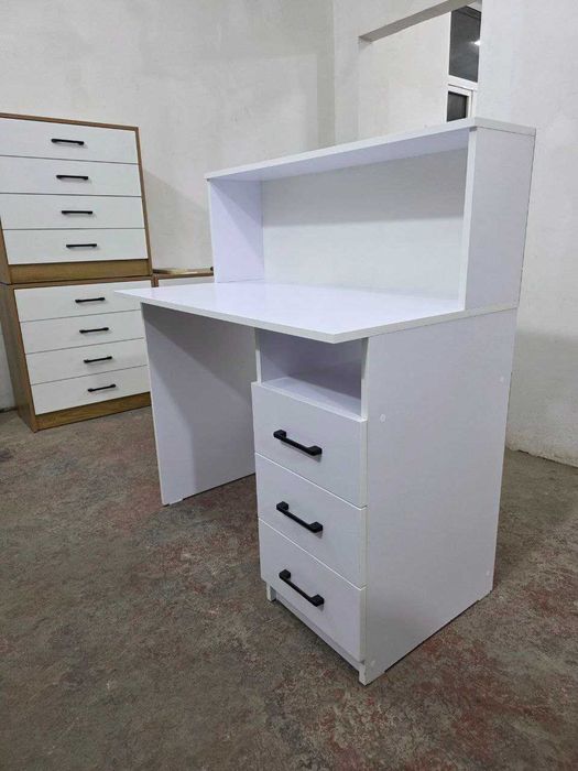 Письменный стол впишется в интерьер абсолютно любого стиля.