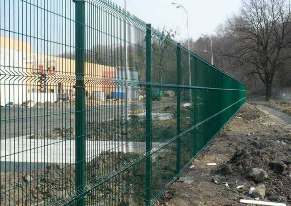 Porți și garduri metalice de diferite dimensiuni și modele, realizate din tablă, panouri tip jaluzeri.