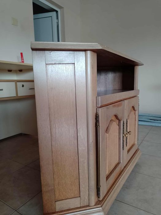 Продавам дървен ъглов телевизионен шкаф, масивно дърво