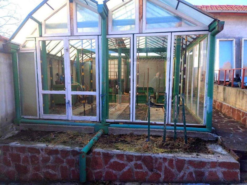 Продавам УПИ с  4 масивни къщи  и 3 постройки в с.Славщица до ЛОВЕЧ