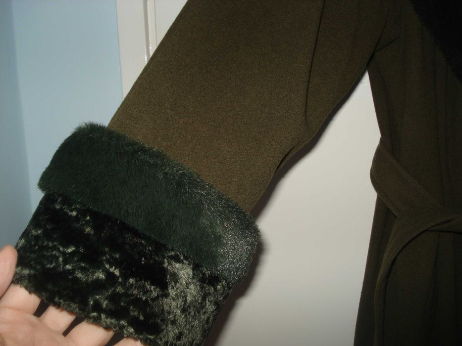 дълго зелено палто, яка астраган