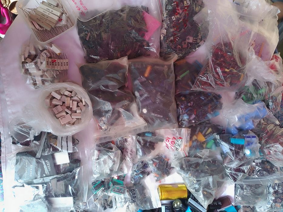 Lot de mii de piese ca Circuite Integrate/ Tranzistori / Condensatori