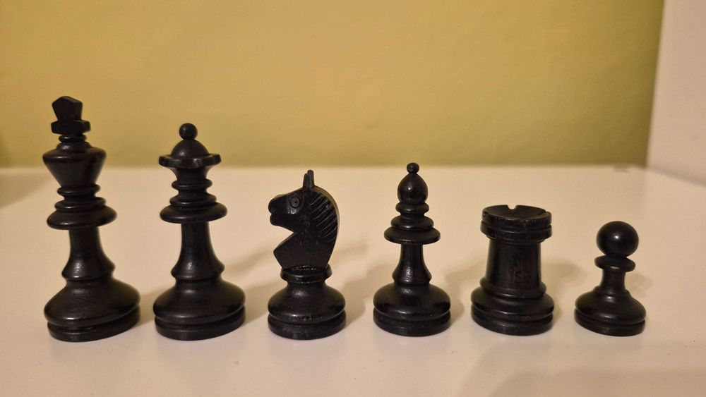 Piese joc sah lemn deosebite complete stare foarte buna vintage șah