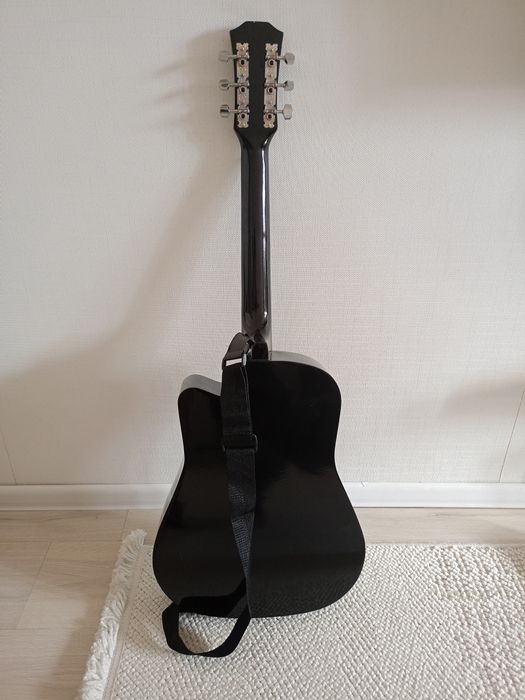 Акустическая чёрная гитара