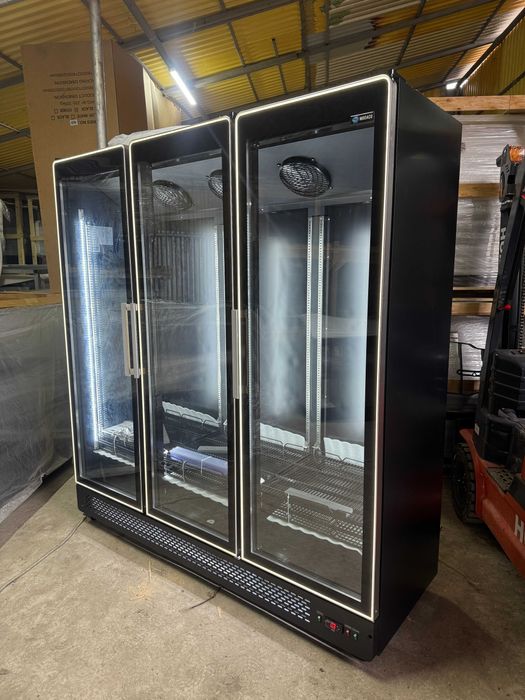 Vitrină frigorifică 3 uși Full Black 1600L
