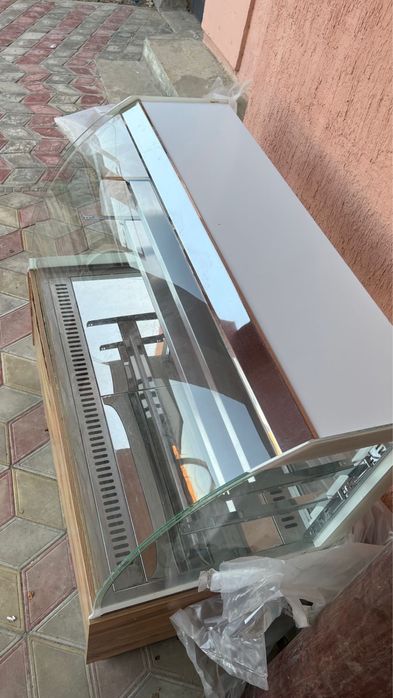 Витринный холодильник для выпечки, напитков