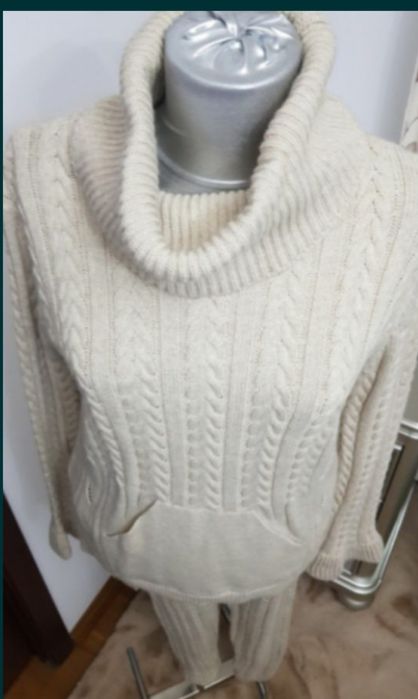 Costum tricot,nou,culoare crem,model deosebit M