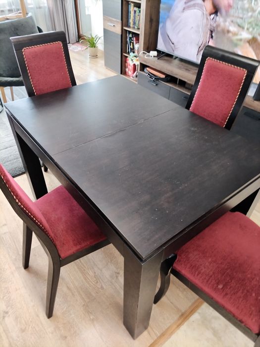 Маса със столове