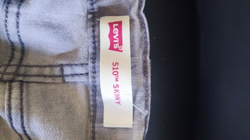 Скини дънки Levi's, необличани; приемам предложения.