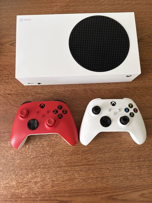 Xbox series S + 2 manete + jocuri