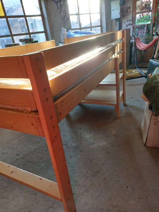 Vând pat etajat lemn brad