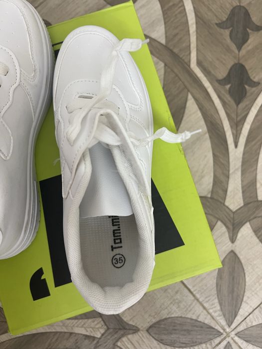 Продам белые кроссовки Nike 35 размер