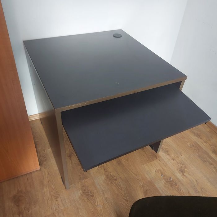 Vând birou cu scaun. Prețul este pentru ambele.