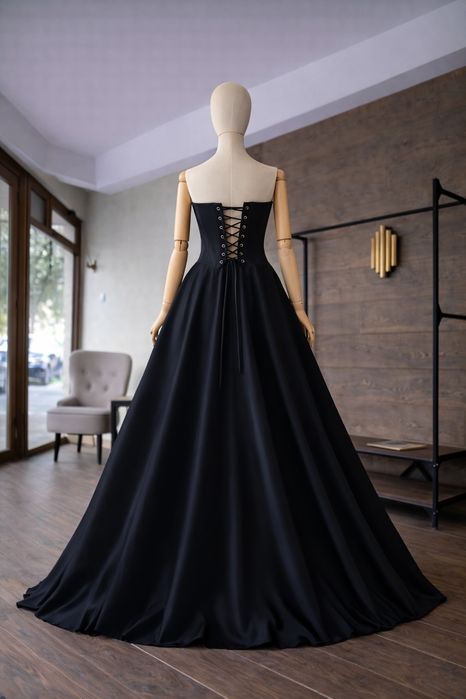 Дълга бална рокля с корсет и връзки в черно и червено Официална