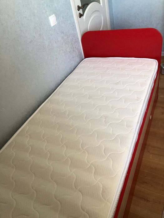 Кровать с матрасом
