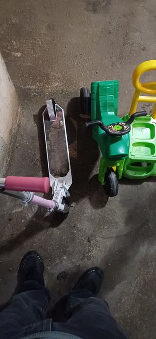 Vând trotineta fata