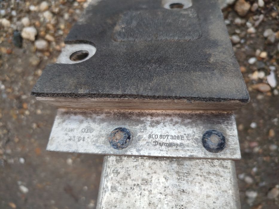 Основа задна алуминиева греда за Audi A3 8L1 8L0807309e