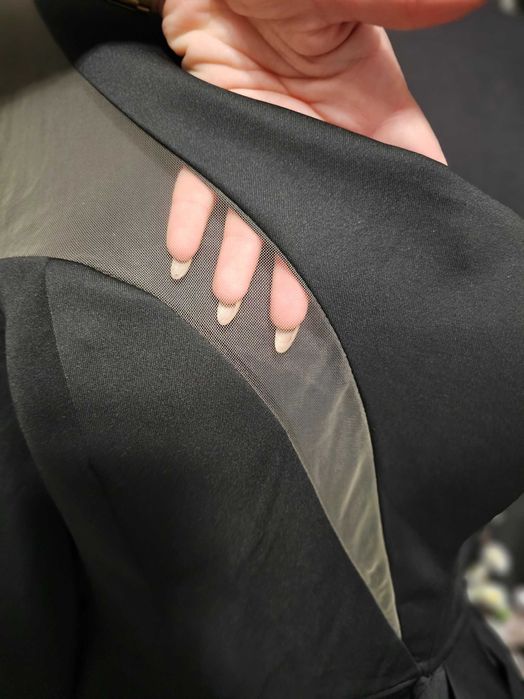 Елегантна вечерна рокля с изрязано деколте