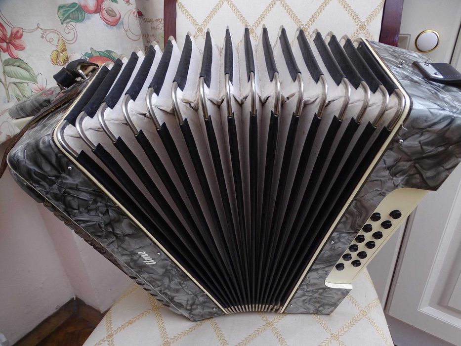 Запазен стар акордеон Велтмайстер 12 баса